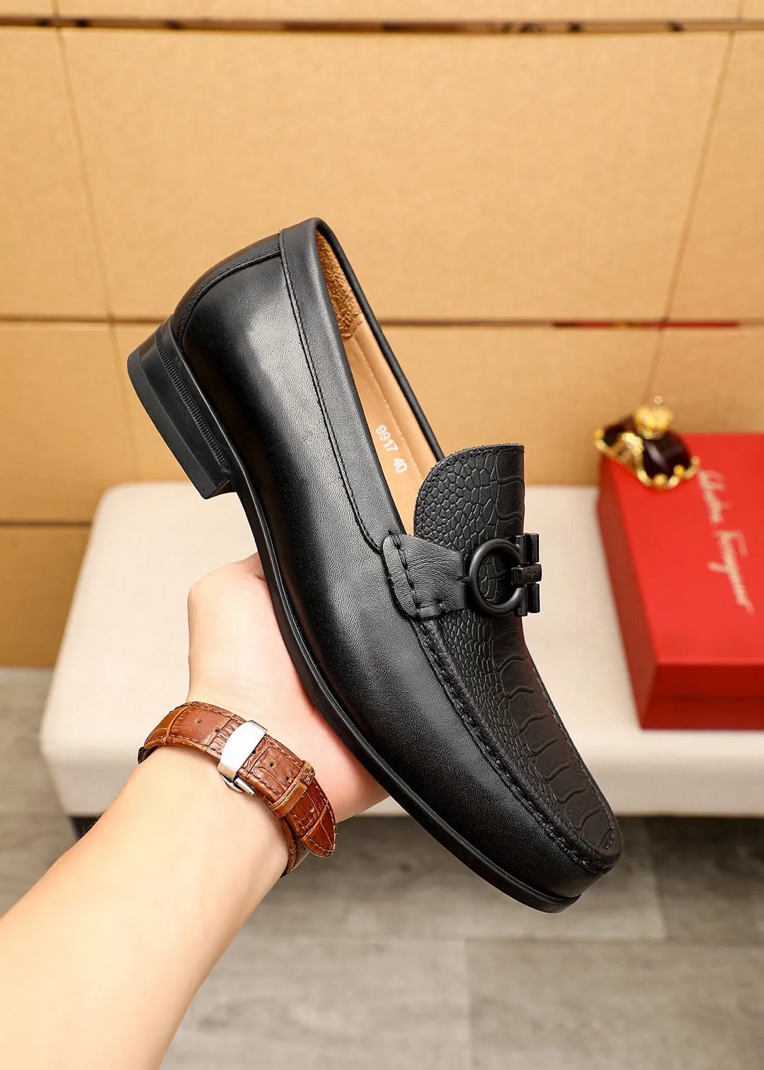 Men's shoes 💰480💰 💐 Product trademark: Ferragamo "Ferragamo" casual leather shoes Regular size: 38-44 (45🉑️customized) Product materials: Selected imported first-layer calfskin embossed upper + luxury hardware buckle, imported water-dyed cow leather lining. Strong three-dimensional visual effect, original outsole color: 1⃣️color optional